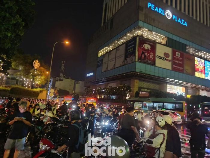 Dọc đường Điện Biên Phủ, nhiều người dân phải di chuyển lên vỉa hè và những chỗ cao hơn để tránh chết máy xe do làn nước dâng cao. Ảnh: Văn Tiệp.