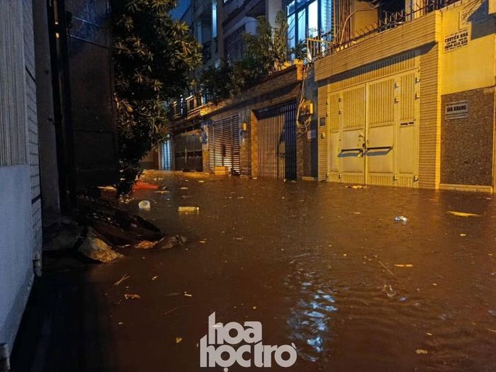 Tại phường 25, quận Bình Thạnh (cũ), tình trạng ngập diễn ra khá nghiêm trọng. Ảnh: Văn Tiệp.