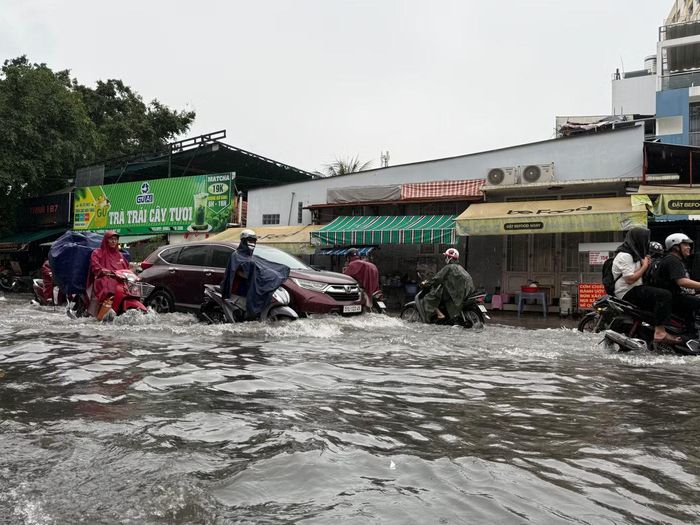 Mưa kéo dài, ngập sâu khiến nhiều bạn trẻ thận trọng hơn khi ra đường. Nguồn: Thảo Nhi
