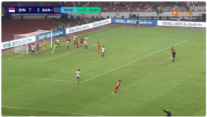 Sau đó thời gian bù giờ trở thành 7 phút. Ảnh: FPT Play.