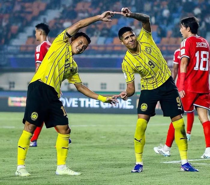 Các cầu thủ ĐT Malaysia trước đó đã ăn mừng khi giành chiến thắng 6-0 trước ĐT Singapore và họ nghĩ rằng đã lấy được tấm vé vào chung kết. Tuy nhiên, mọi thứ đã đảo chiều ở những giây bù giờ cuối cùng của trận đấu cùng thời điểm. (Ảnh: VNF 2012)
