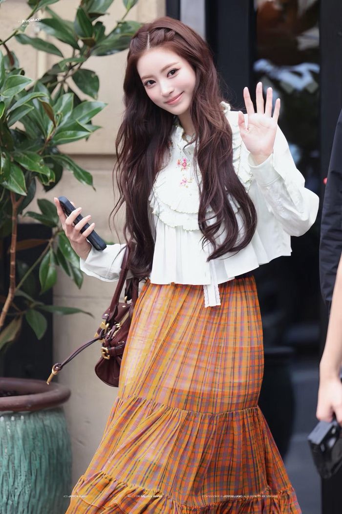 Ngay cả những outfit diện ngoài sự kiện chính được "team qua đường" bắt gặp cũng khiến hội chị em rần rần để lại bình luận "xin in-tư".