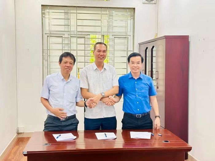 Đại diện Tập đoàn VinGroup ký biên bản bàn giao với đại diện 3 trường đại học nằm trong dự án