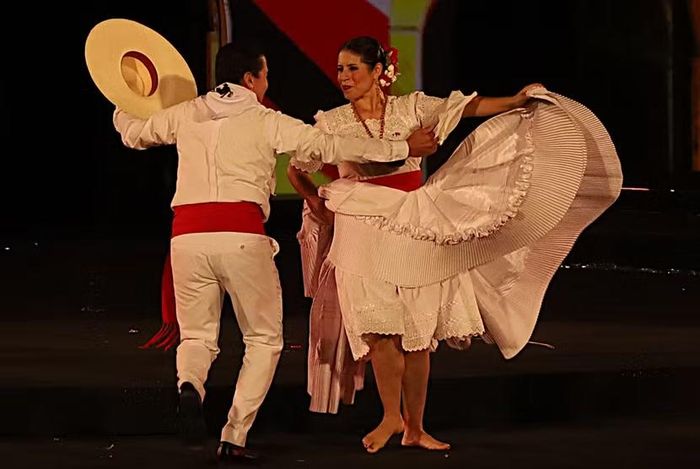 Tiết mục nhảy "Marinera norteña" được biểu diễn bởi Đoàn nghệ sĩ Peru.