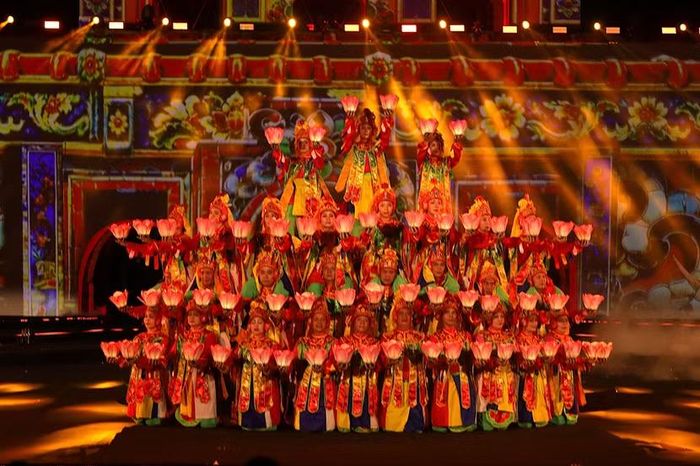Tiết mục múa cung đình "Lục cúng hoa đăng" do Nhà hát Nghệ thuật Truyền thống Cung đình Huế và vũ đoàn thực hiện.