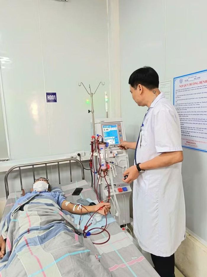 Bác sĩ Nguyễn Văn Hạnh luôn tận tình, chu đáo với bệnh nhân