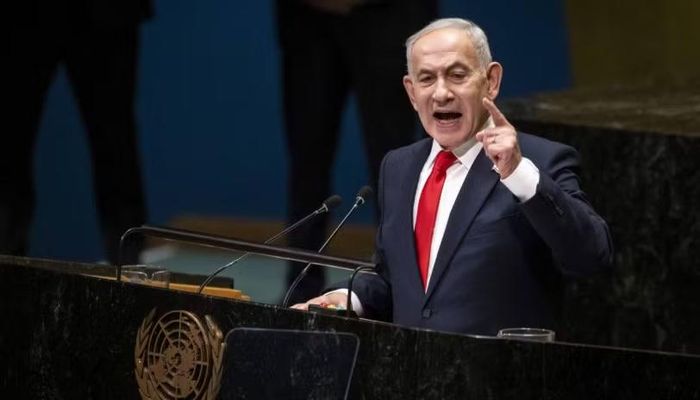Thủ tướng Israel Benjamin Netanyahu cho biết, 1 phi công đã dùng dao gấp đâm phi công còn lại và cố ý tìm cách điều khiển máy bay lao xuống đất.