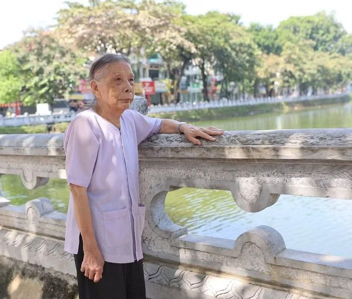 Dưới nắng sớm thanh bình, cụ Nguyễn Thị Liêm ngày ngày vẫn tản bộ quanh Thành cổ
