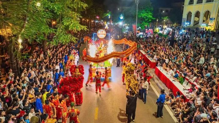 Đêm hội Trung Thu bên Thành cổ diễn ra vô cùng đặc sắc, thu hút bà con từ nhiều nơi