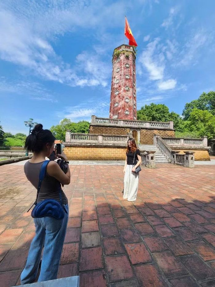 Giới trẻ khắp nơi vẫn tìm về Thành cổ chụp ảnh lưu niệm vì vẻ đẹp thanh bình của nơi đây
