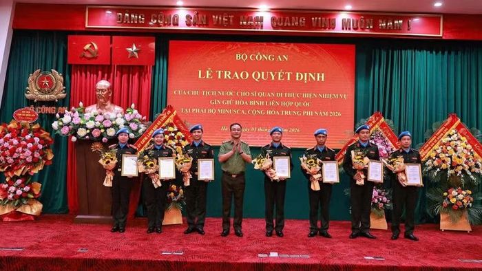 Thừa ủy quyền, Thứ trưởng Phạm Thế Tùng trao Quyết định của Chủ tịch nước cho 7 sĩ quan đi thực hiện nhiệm vụ gìn giữ hòa bình LHQ tại Phái bộ MINUSCA.