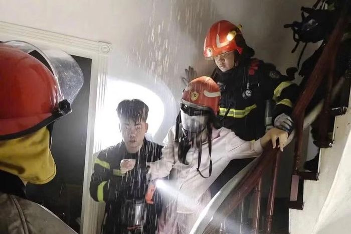 Cảnh sát PCCC và CNCH Công an Hà Nội cứu nạn nhân mắc kẹt trong đám cháy