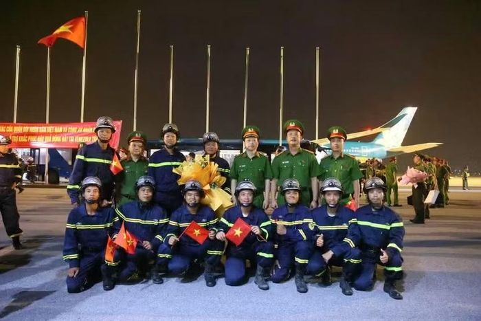 Lãnh đạo CATP chúc mừng tặng hoa 10 chiến sỹ lực lượng CNCH trở về sau sứ mệnh Venezuela