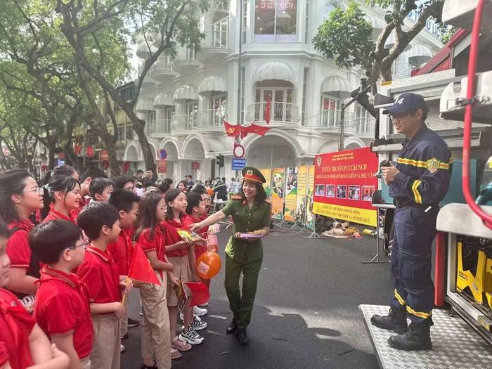 Tuyên truyền về phòng cháy, chữa cháy và cứu nạn, cứu hộ cho các em học sinh.