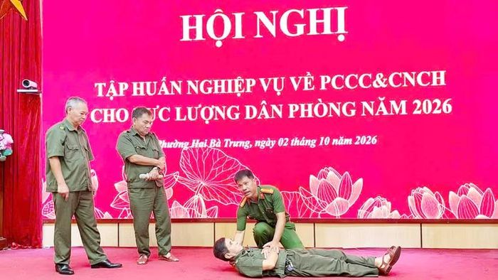 Giảng viên hướng dẫn các tình huống đưa người bị thương ra khỏi đám cháy