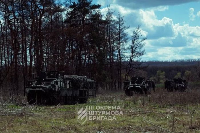 Trong Chiến dịch Vivaldi, Quân đoàn 3 của Lực lượng Vũ trang Ukraine đã sử dụng những phương tiện "quen mà lạ". Đó là những xe bọc thép chở quân BTR-60 cũ từ thời Liên Xô được cải tạo thành robot cảm tử.