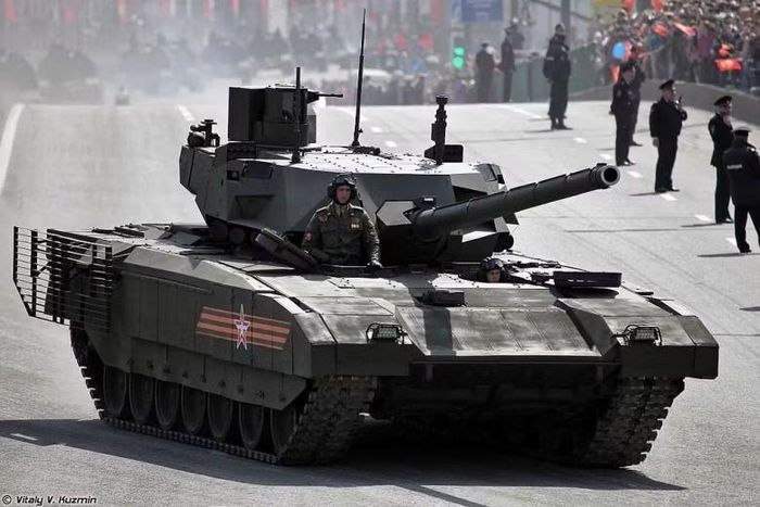 Nguyên nhân là bởi để có thể phát hiện máy bay không người lái hay trực thăng bay thấp, xe tăng T-14 Armata phải bổ sung trạm radar trinh sát đủ tin cậy về tầm hoạt động cũng như khả năng chống nhiễu.