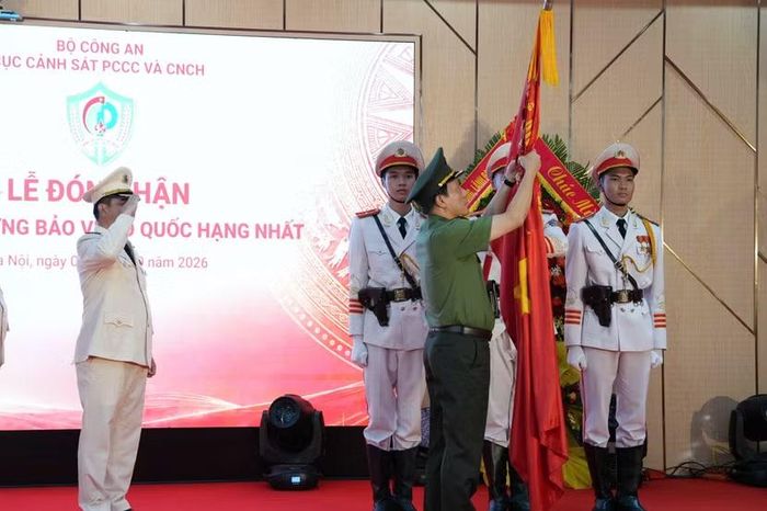 Nghi thức gắn Cờ truyền thống cho lực lượng Cảnh sát PCCC và CNCH trước sự chứng kiến của đội danh dự