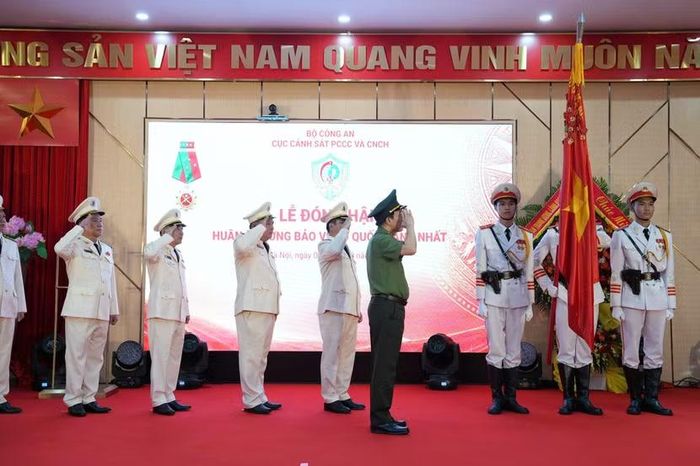Huân chương Bảo vệ Tổ quốc hạng Nhất là phần thưởng cao quý là sự ghi nhận của Đảng, Nhà nước đối với những thành tích, đóng góp của Cục Cảnh sát PCCC và CNCH