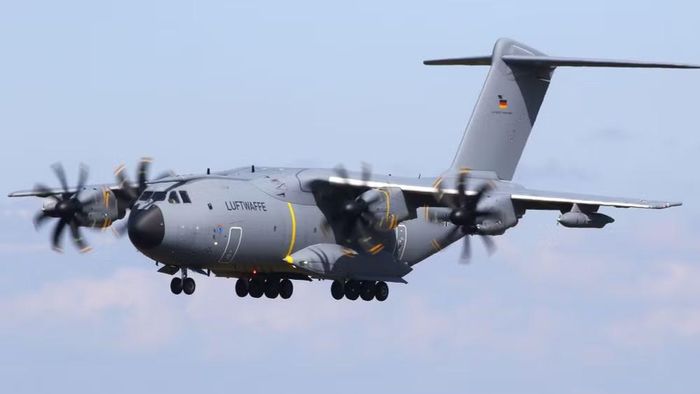 A400M có kíp lái 3 - 4 người; chiều dài 45,1 m; sải cánh 42,4 m; chiều cao 14,7 m; trọng lượng cất cánh tối đa 141.000 kg; trọng lượng hạ cánh tối đa 122.000 kg; tải trọng chuyên chở lớn nhất 37.000 kg hoặc 116 binh sĩ.