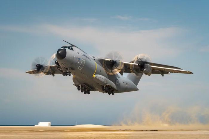 Ngoài ra A400M có thể sử dụng trong nhiệm vụ hỗ trợ nhân đạo, đặc biệt là phản ứng nhanh trong các tình huống khẩn cấp. Bên cạnh Đức, máy bay còn được khai thác bởi 8 nước khác bao gồm Kazakhstan, Bỉ, Pháp, Luxembourg, Anh, Malaysia, Thổ Nhĩ Kỳ và Tây Ban Nha.