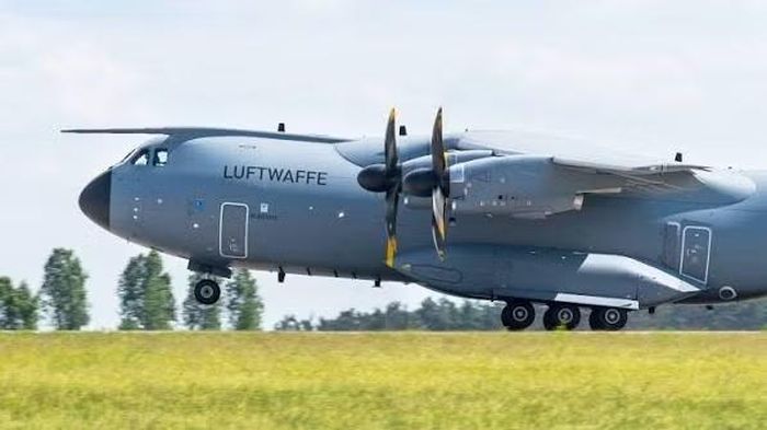 A400M Atlas là loại máy bay vận tải quân sự tầm xa 4 động cơ cánh quạt rất hiện đại do Airbus Military phát triển với mục đích thay thế Transall C-160 và Lockheed Martin C-130 Hercules.