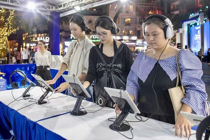 Không gian Hội sách Hà Nội thu hút đông đảo người dân và du khách