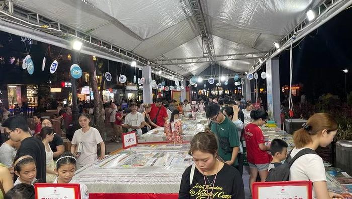 Không gian Hội sách Hà Nội thu hút đông đảo người dân và du khách