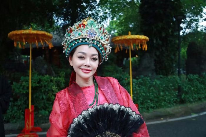 Nghệ sĩ Trà My tên đầy đủ là Đinh Trà My, được mọi người yêu mến và đặt cho biệt danh "Bông hậu làng hài phía Bắc"
