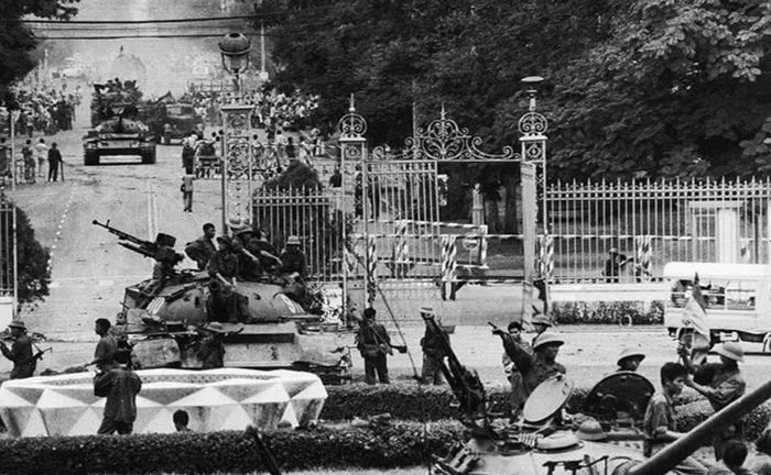 Nếu xe tăng T-34 đặt nền móng, T-54/T-55 lại trở thành nền tảng chủ lực trong thời gian dài. T-54 được thiết kế để thay thế T-34 và sau đó T-55 tiếp tục phát triển trên cùng dòng thiết kế.