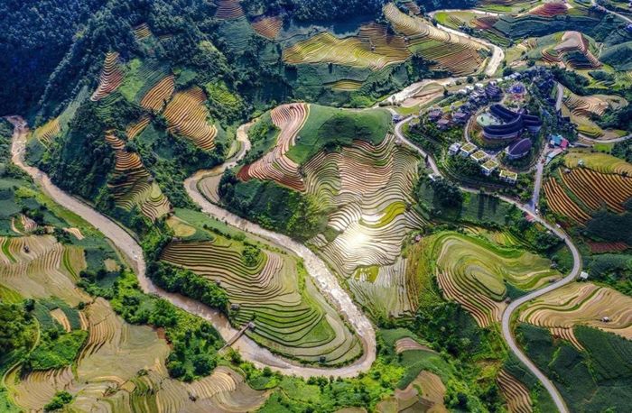 Đường giao thông nông thôn giúp Mù Cang Chải ngày càng phát phát triển.