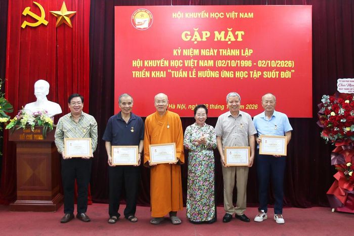 Chủ tịch Hội Khuyến học Việt Nam Nguyễn Thị Doan trao tặng Kỷ niệm chương cho các tập thể, cá nhân.