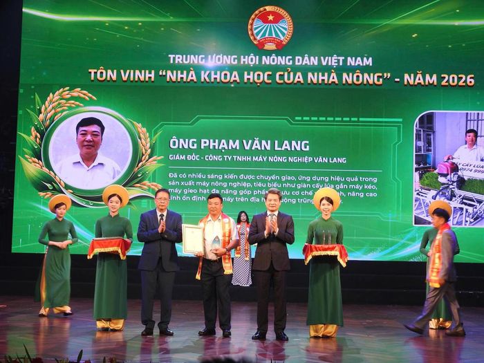 Ông Nguyễn Quang Đức, Ủy viên Trung ương Đảng, Phó Bí thư chuyên trách Đảng ủy Mặt trận Tổ quốc, các đoàn thể Trung ương và Giáo sư, Viện sĩ Châu Văn Minh, Chủ tịch Liên hiệp các Hội Khoa học và Kỹ thuật Việt Nam trao giấy chứng nhận và biểu trưng của chương trình cho các “Nhà khoa học của Nhà nông” năm 2026
