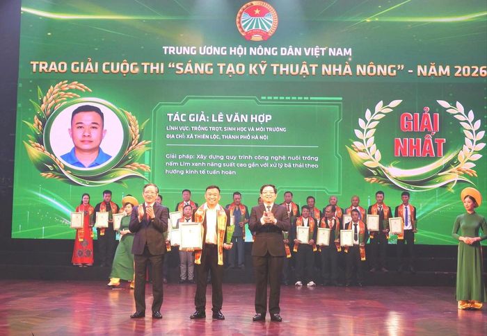 Phó Thủ tướng Chính phủ Hồ Quốc Dũng và Chủ tịch Trung ương Hội Nông dân Việt Nam Lương Quốc Đoàn trao giấy chứng nhận và biểu trưng của chương trình cho các “Nhà khoa học của Nhà nông” năm 2026