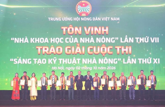 Phó Chủ tịch Thường trực Trung ương Hội Nông dân Việt Nam Phan Như Nguyện và Thứ trưởng Bộ Khoa học và Công nghệ Lê Xuân Định trao giấy chứng nhận và biểu trưng cho các chủ DN, HTX, cơ sở sản xuất, nông dân sáng chế, sáng tạo, chuyển giao KHCN cho nông dân
