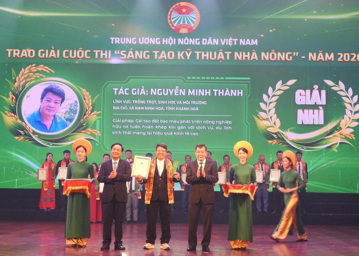 Ông Nguyễn Đức Phong, Phó Chủ tịch Ủy ban Trung ương MTTƯ Việt Nam và Thứ trưởng Bộ Nông nghiệp và Môi trường Võ Văn Hưng trao giải cho các cá nhân đạt giải cuộc thi "sáng tạo kỹ thuật nhà nông" lần thứ XI - năm 2026