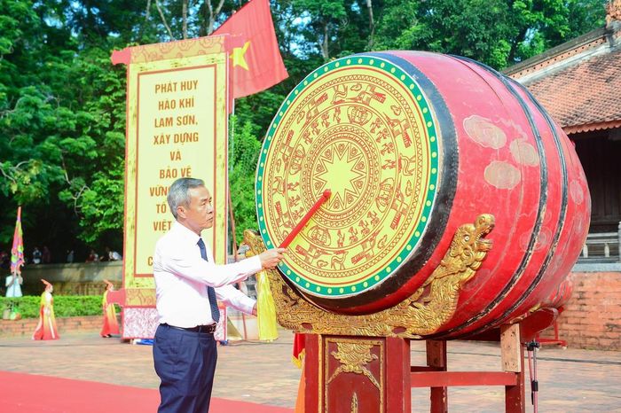 Bí thư Tỉnh ủy Lê Đức Thái đánh trống khai hội Lam Kinh 2026.