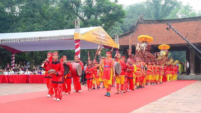 Lễ hội Lam Kinh năm 2026 được bắt đầu với nghi thức rước kiệu Đức vua Lê Thái Tổ, kiệu Trung Túc vương Lê Lai từ đền thờ vua Lê Thái Tổ và đền thờ Trung Túc vương Lê Lai về sân Rồng chính điện Lam Kinh.