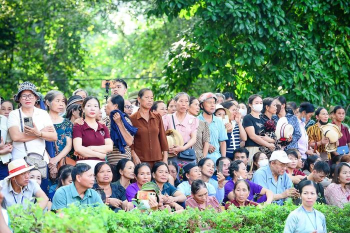 Hàng vạn người dân và du khách đã đổ về Khu di tích quốc gia đặc biệt Lam Kinh để dâng hương và chiêm bái.