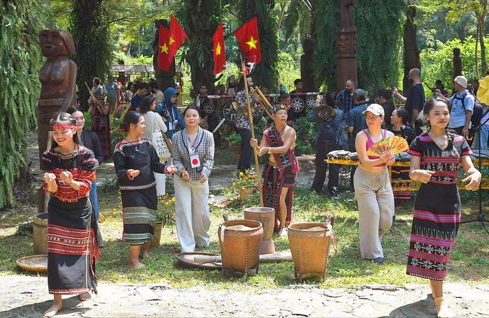 Sắc màu văn hóa Tây Nguyên hiện diện trong không gian Vườn tượng tại Làng Văn hóa.