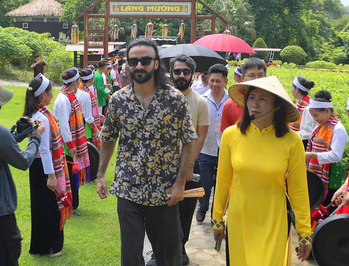 Tiếng chiêng vang lên giữa làng Mường, tạo nên không khí rộn ràng đón những vị khách quốc tế.