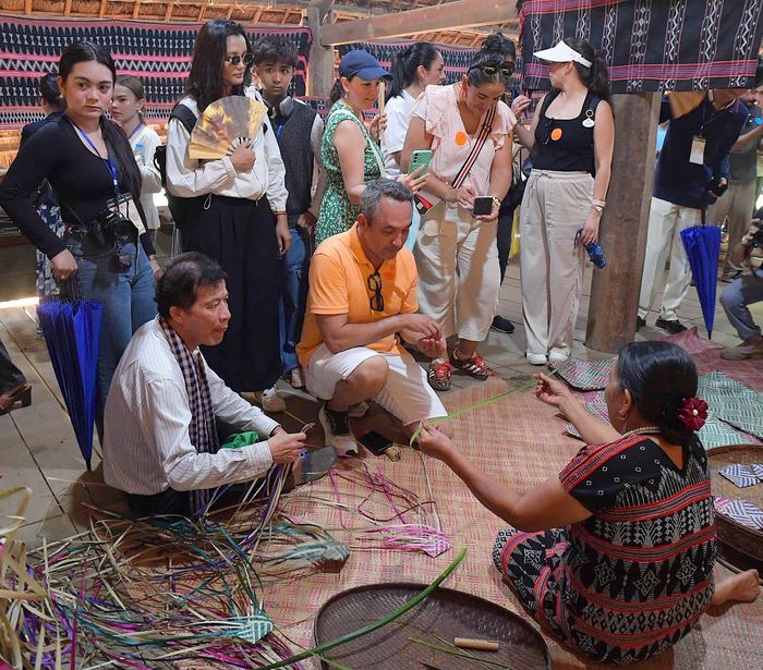 Đồng bào Tà Ôi giới thiệu nghề truyền thống, giúp các đại biểu hiểu thêm về đời sống và bàn tay khéo léo của người dân.