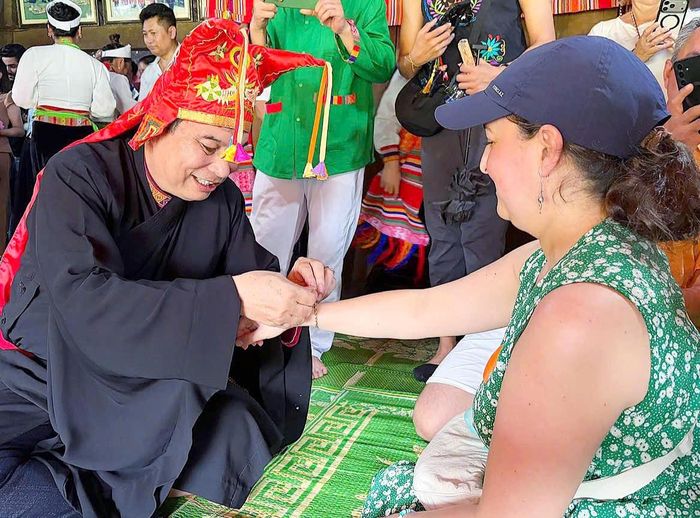Một món quà giản dị nhưng giàu ý nghĩa là những chiếc vòng may mắn được đồng bào Mường trao tặng khách quốc tế.