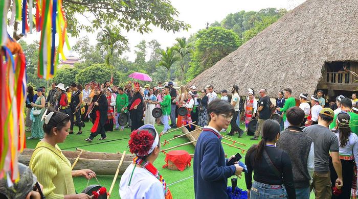 Không gian làng Mường mở ra những trải nghiệm về kiến trúc, đời sống và sinh hoạt truyền thống của đồng bào.