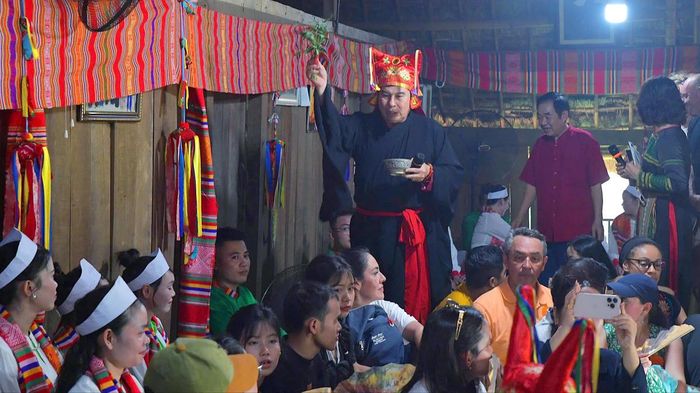 Các đại biểu cùng tìm hiểu, trải nghiệm nghi lễ đón vía tốt, vía lành của đồng bào Mường.
