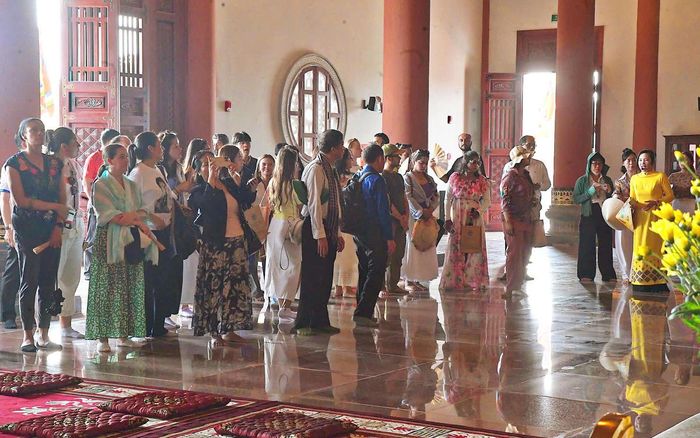 Đoàn đại biểu tham quan Khu Nghi lễ Thờ Tổ, công trình văn hóa tâm linh mang ý nghĩa sâu sắc, hội tụ những giá trị lịch sử, kiến trúc và truyền thống hướng về cội nguồn dân tộc.