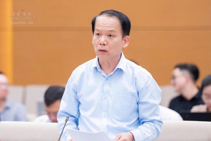 Bộ trưởng Bộ Tư pháp Hoàng Thanh Tùng báo cáo tại phiên họp (Ảnh: Media Quốc hội)