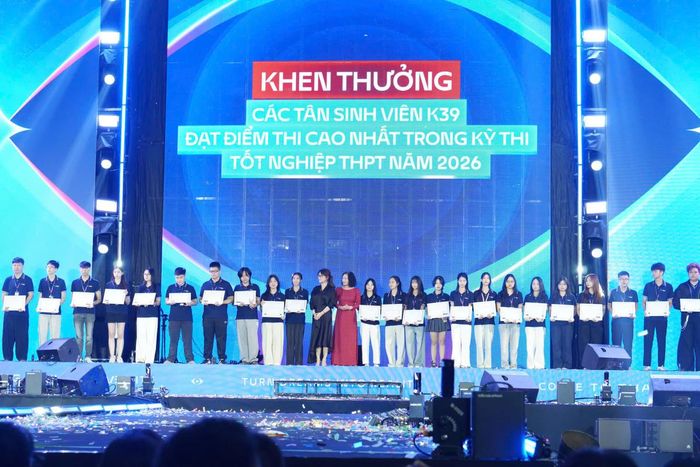 Trường Đại học Thăng Long vinh danh và khen thưởng 25 tân sinh viên Khoá 39 có điểm đầu vào cao nhất đến từ 25 chương trình đào tạo. 