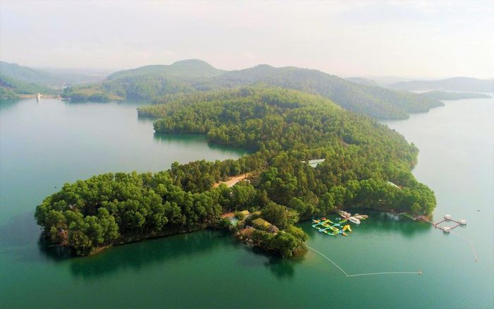 Một góc hồ Phú Ninh địa điểm du lịch ở xã Phú Ninh. Ảnh: CĐ.