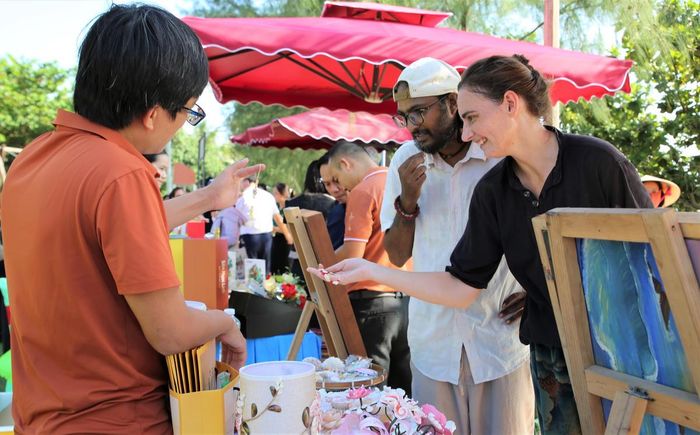 Du khách tham quan tour du lịch phía nam với chủ đề “Chạm vào thiên nhiên” Ảnh: AN.